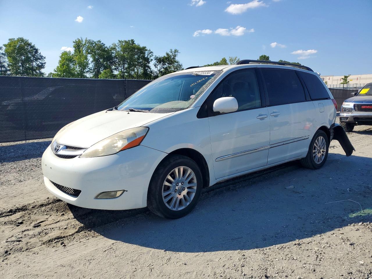 Salvage Toyota Sienna Image