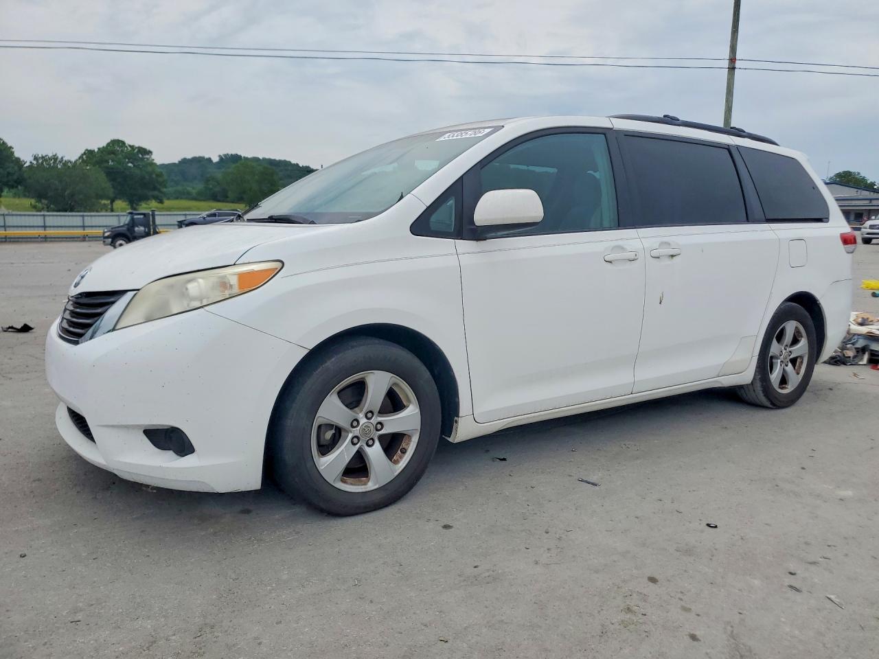 Salvage Toyota Sienna Image