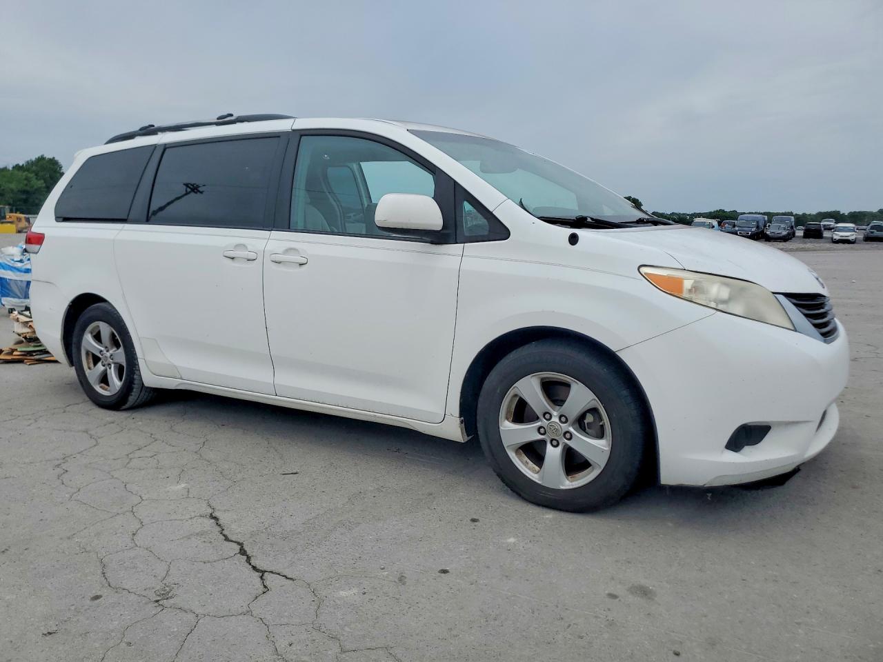 Toyota Sienna Le