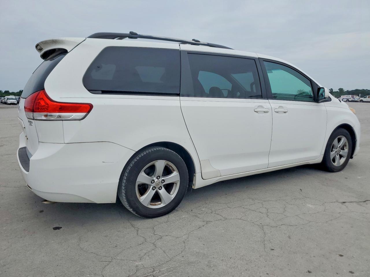 Toyota Sienna Le