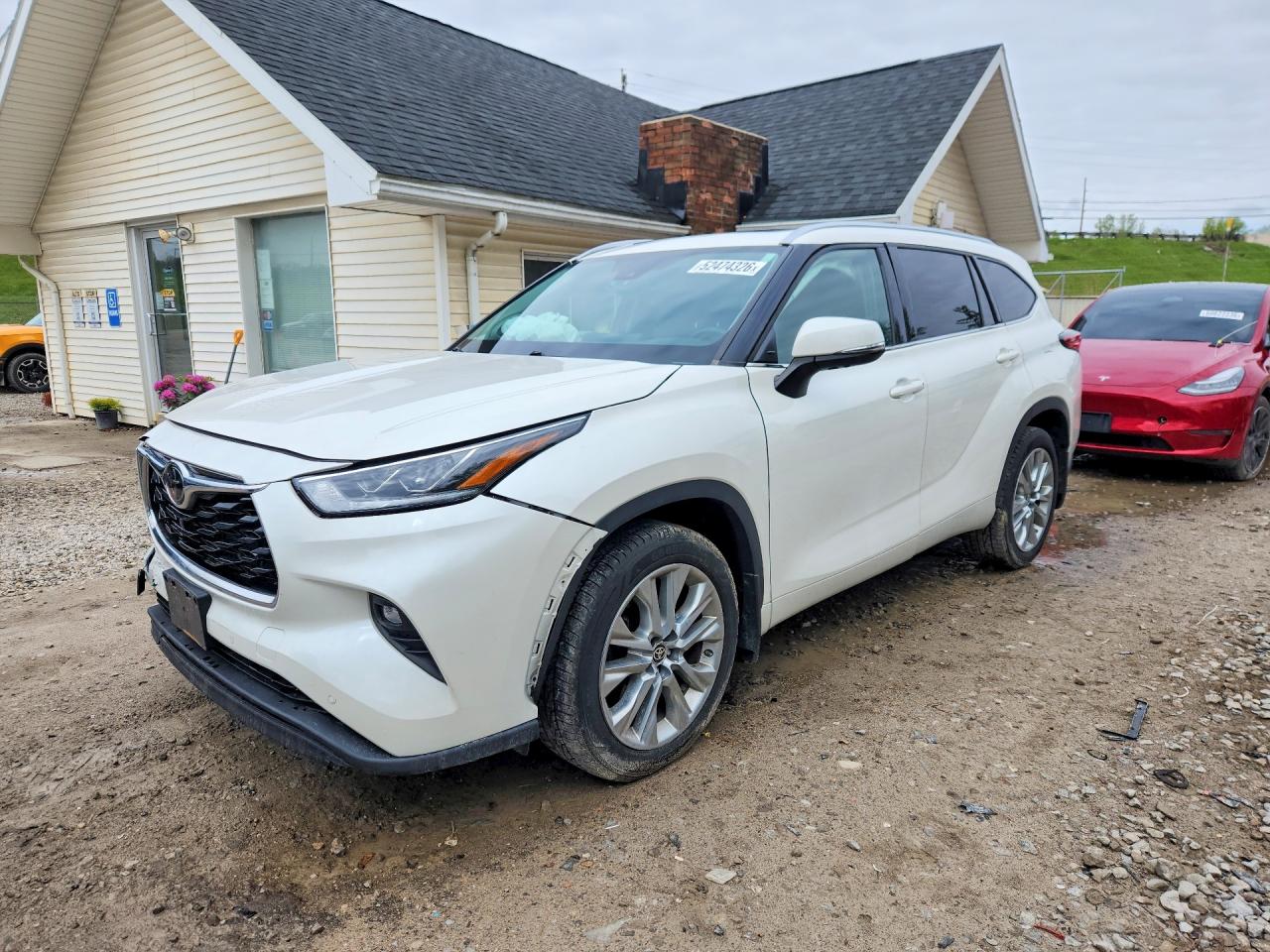 Salvage Toyota Highlander Image