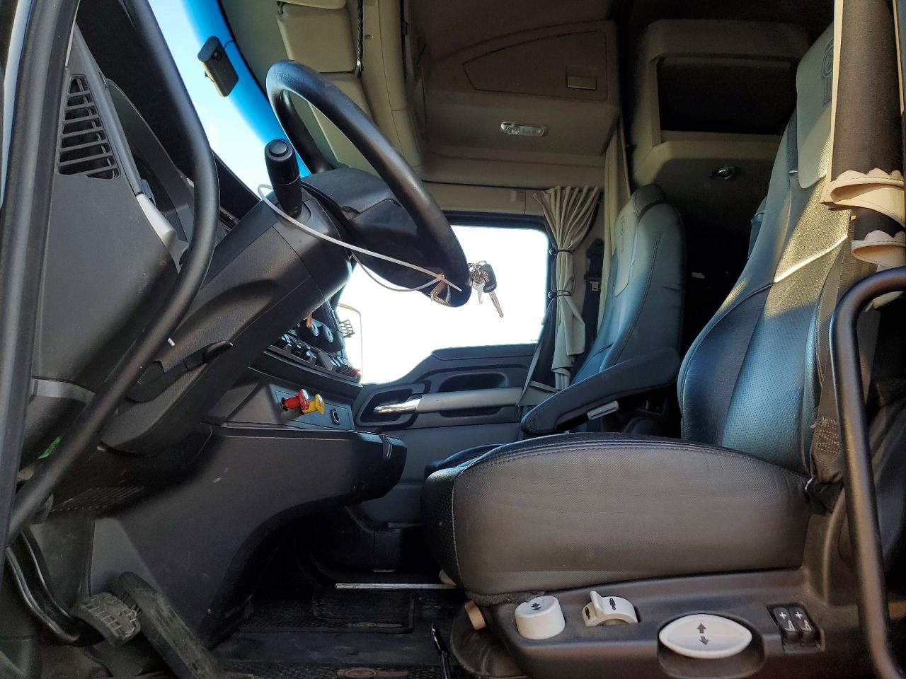 Salvage Kenworth T680 Image