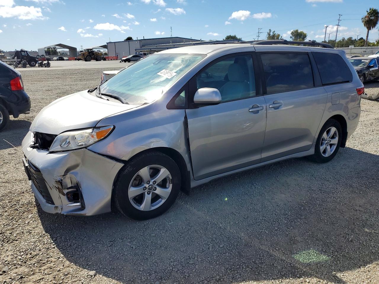 Salvage Toyota Sienna Image