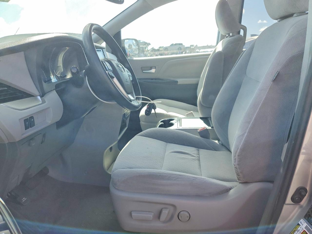 Toyota Sienna Le
