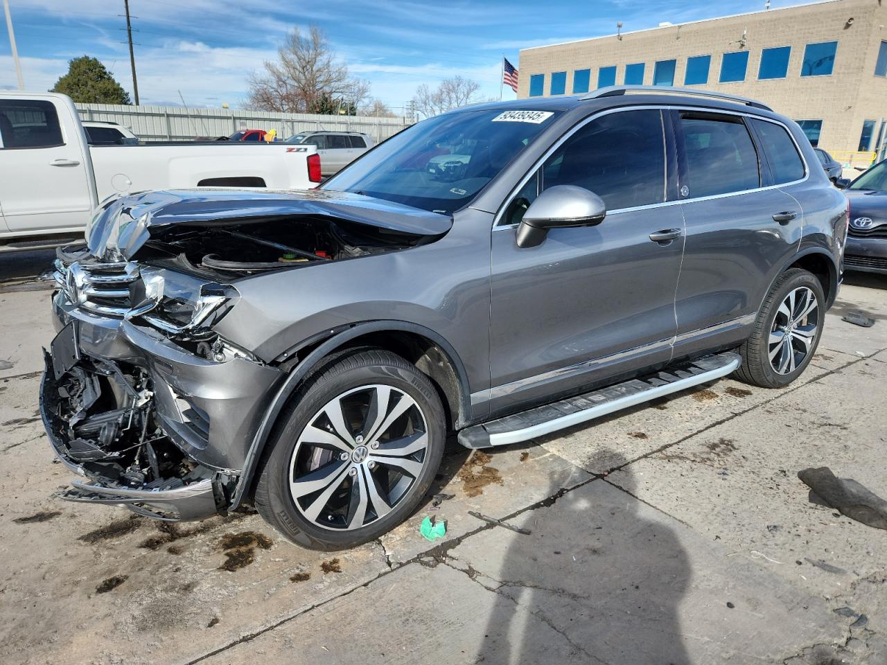 Salvage Volkswagen Touareg Image