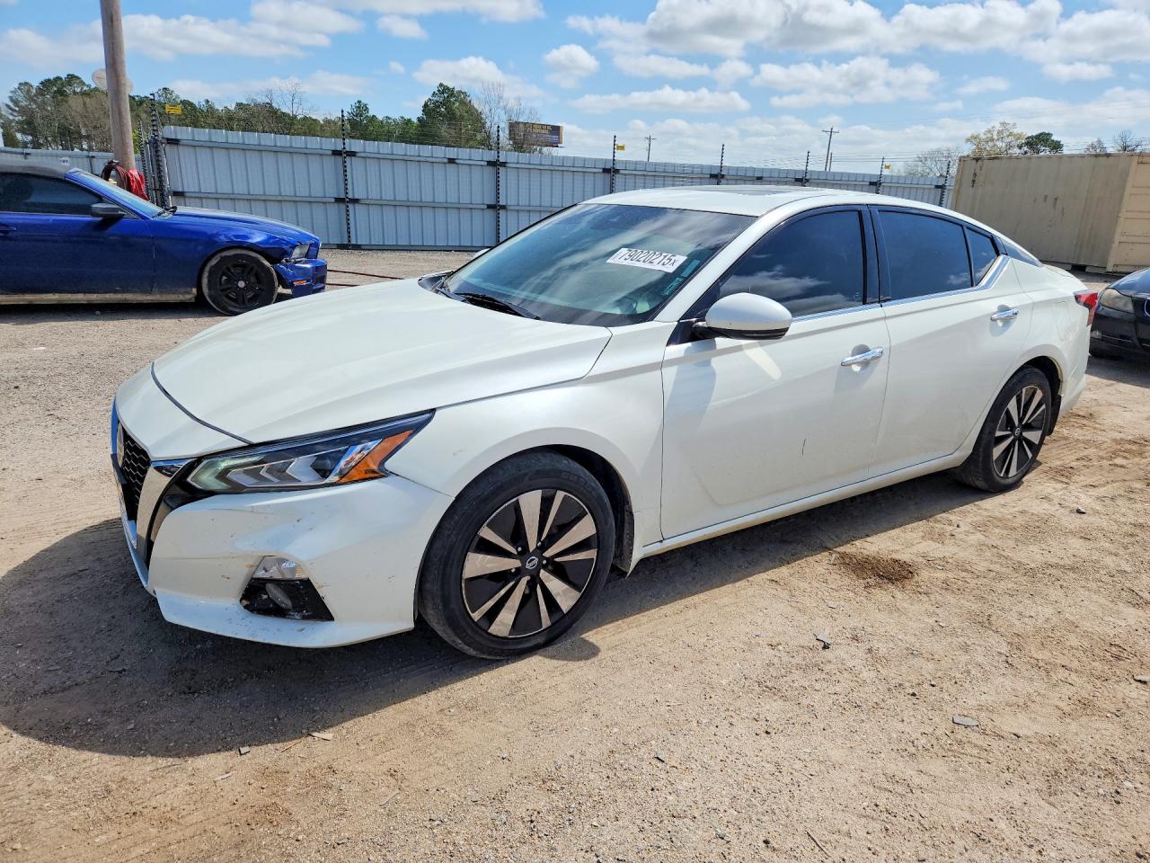 Salvage Nissan Altima Image