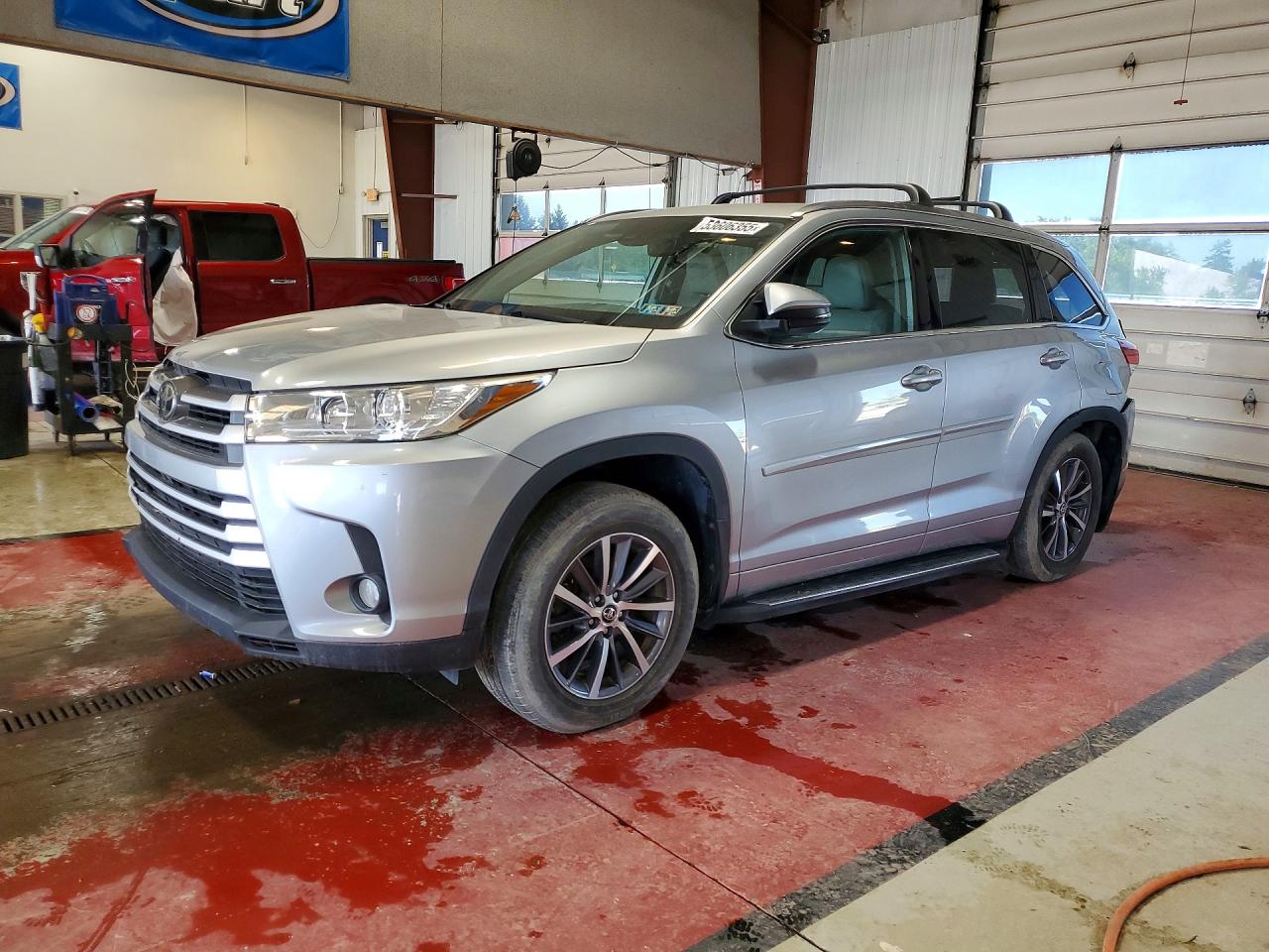 Salvage Toyota Highlander Image