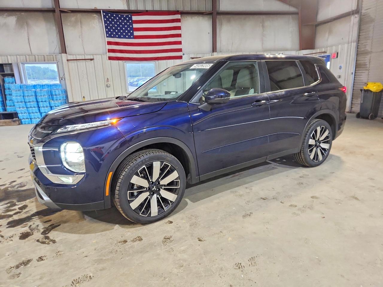 Salvage Mitsubishi Outlander Image