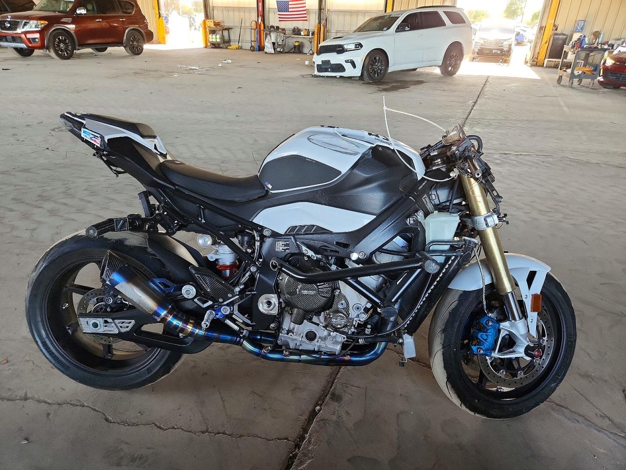 Salvage BMW S Image