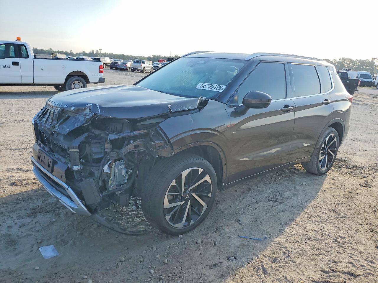 Salvage Mitsubishi Outlander Image