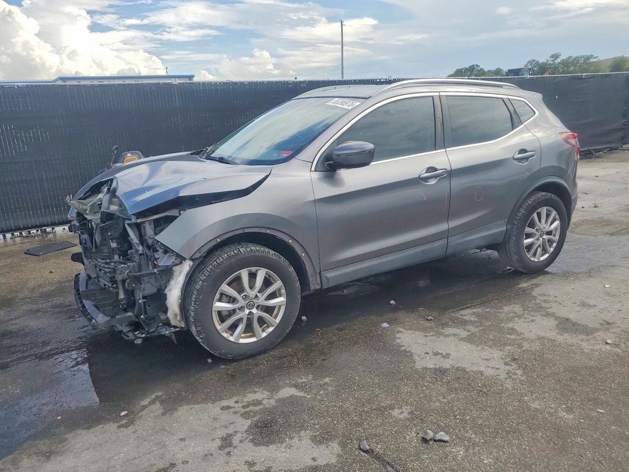 Salvage Nissan Rogue Image
