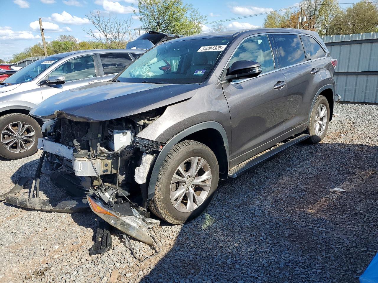 Salvage Toyota Highlander Image