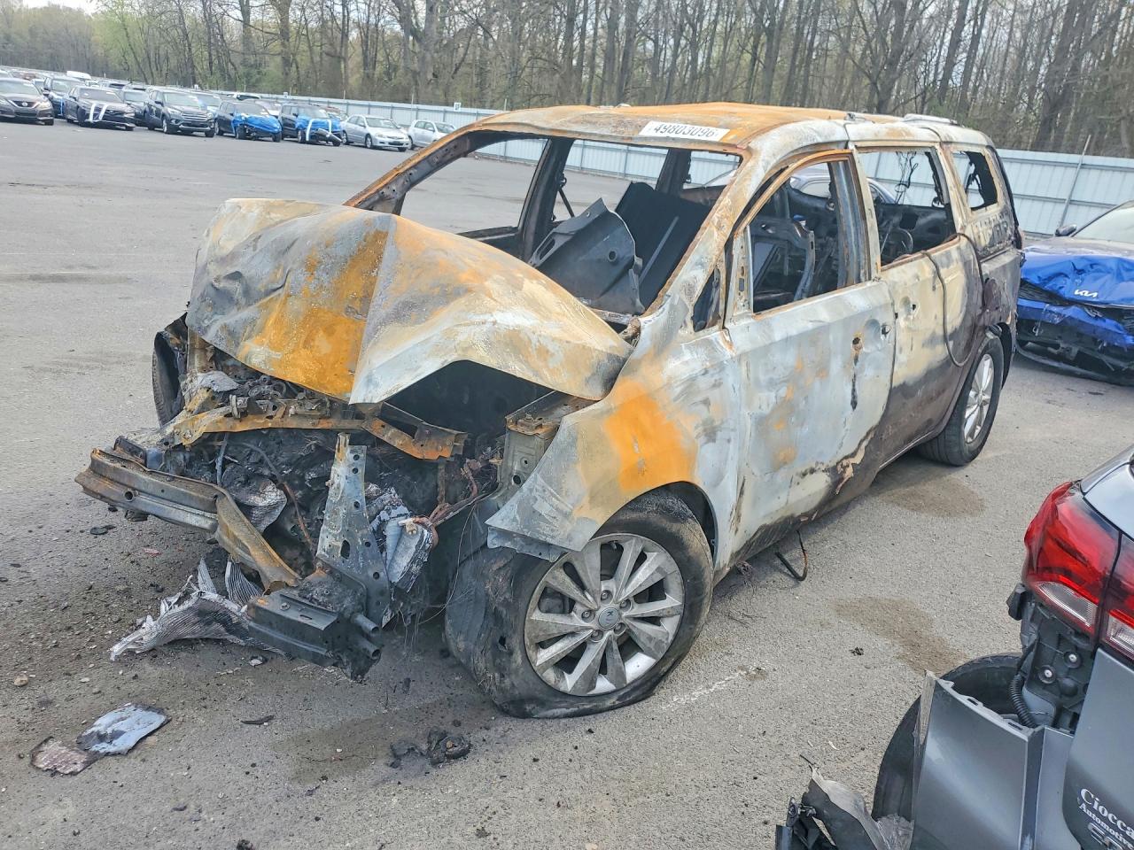 Salvage Kia Sedona Image