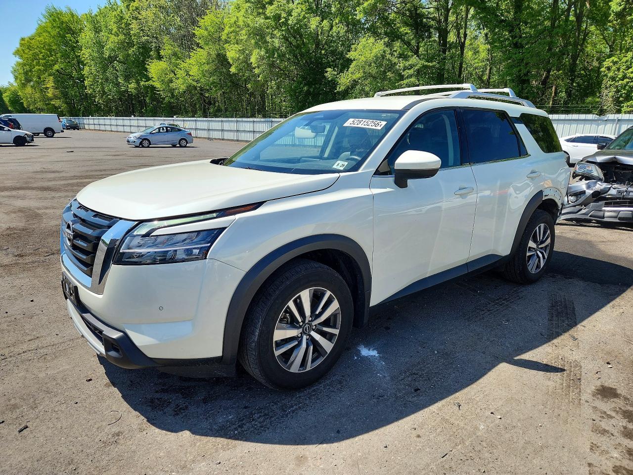 Salvage Nissan Pathfinder Image