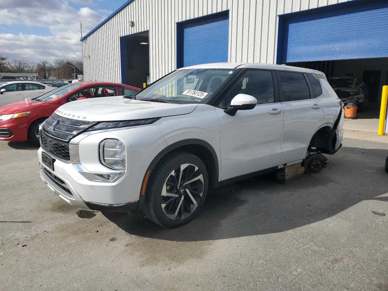 Salvage Mitsubishi Outlander Image