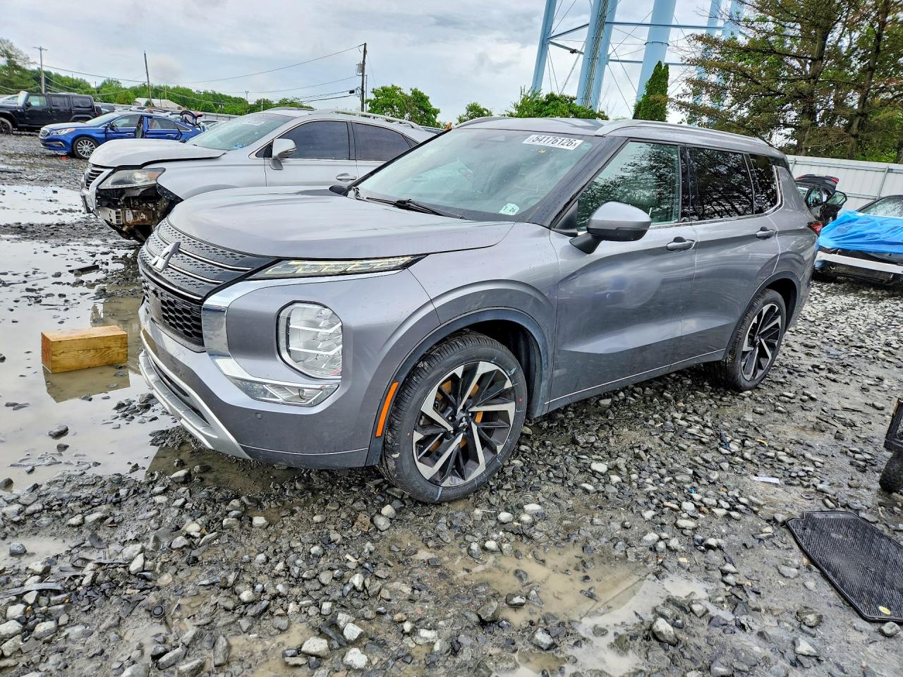 Salvage Mitsubishi Outlander Image