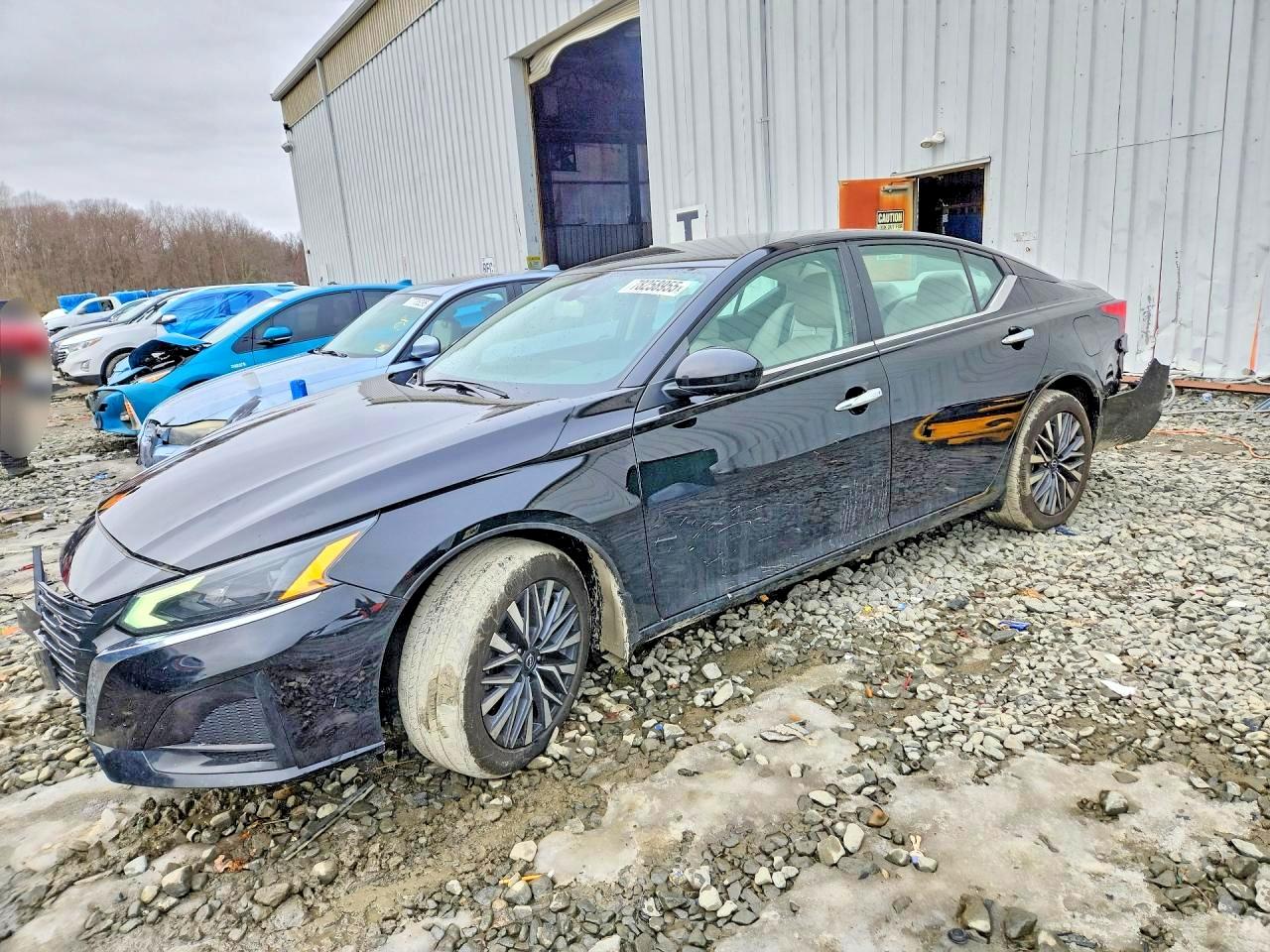 Salvage Nissan Altima Image