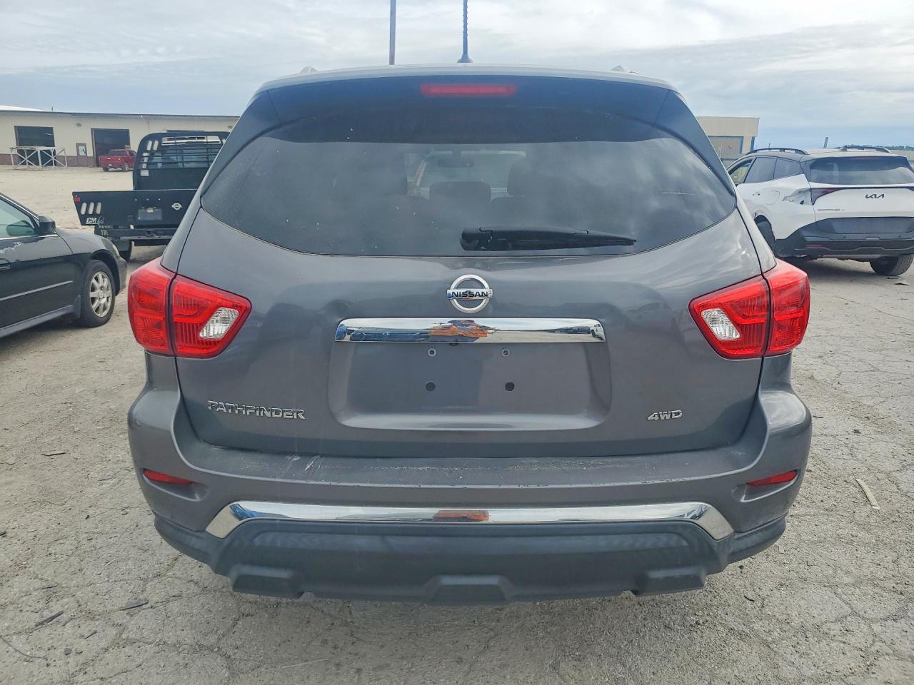Nissan Pathfinder S