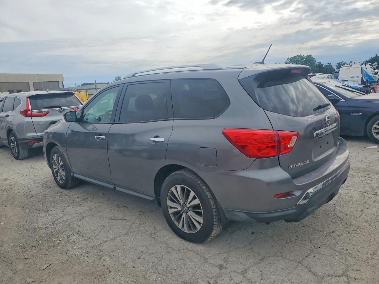 Nissan Pathfinder S