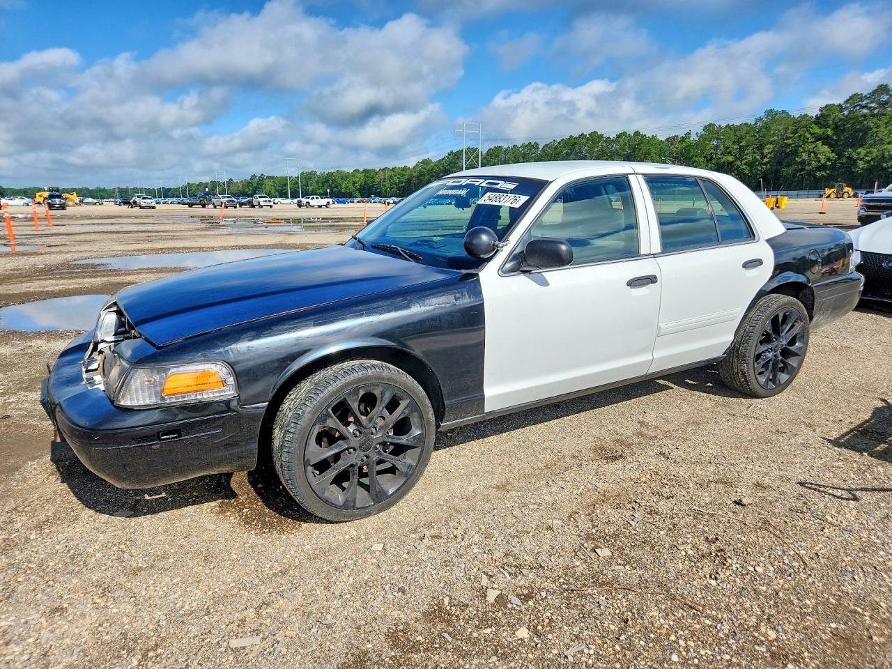 Salvage Ford Crown Vic Image