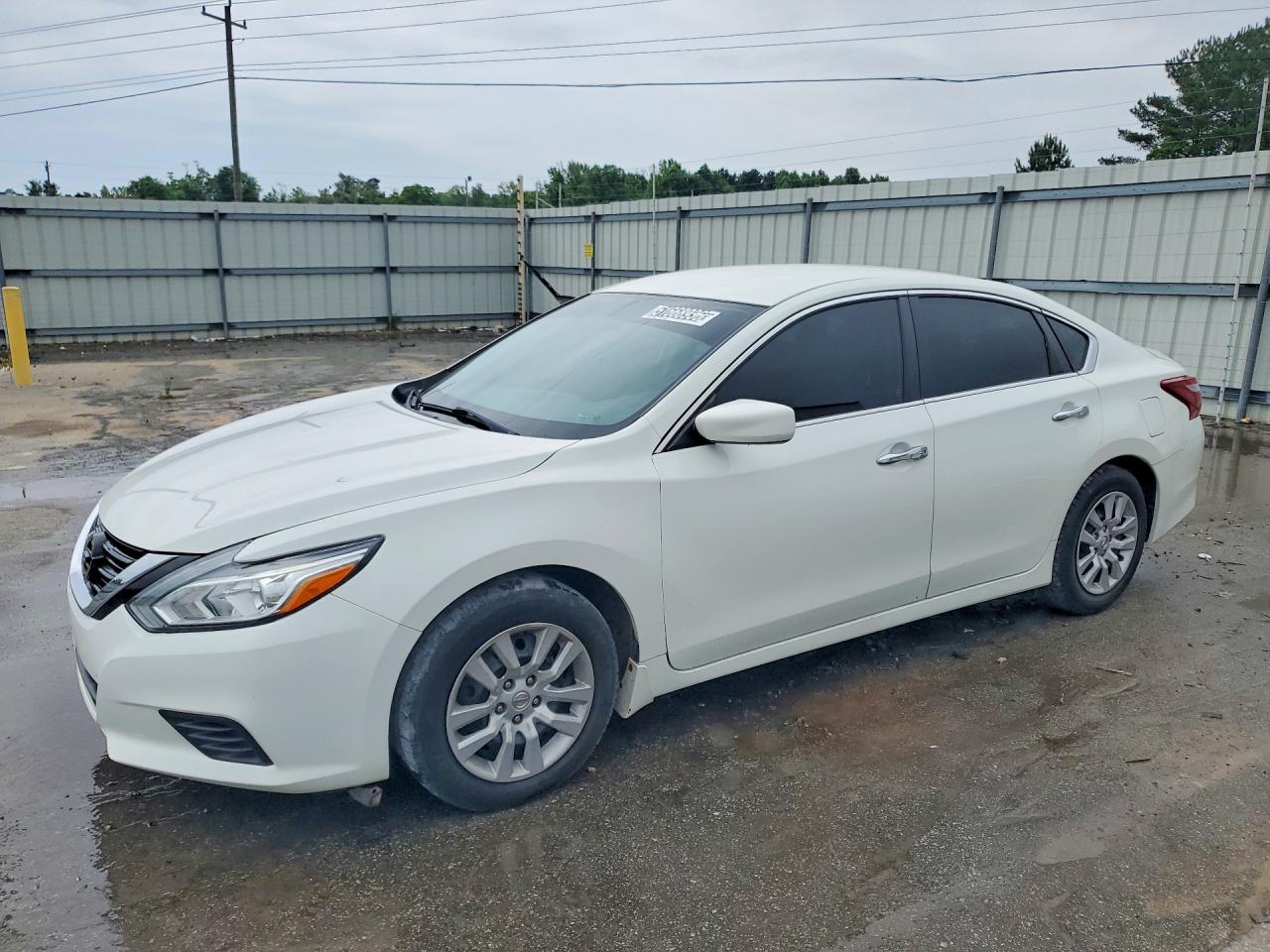 Salvage Nissan Altima Image