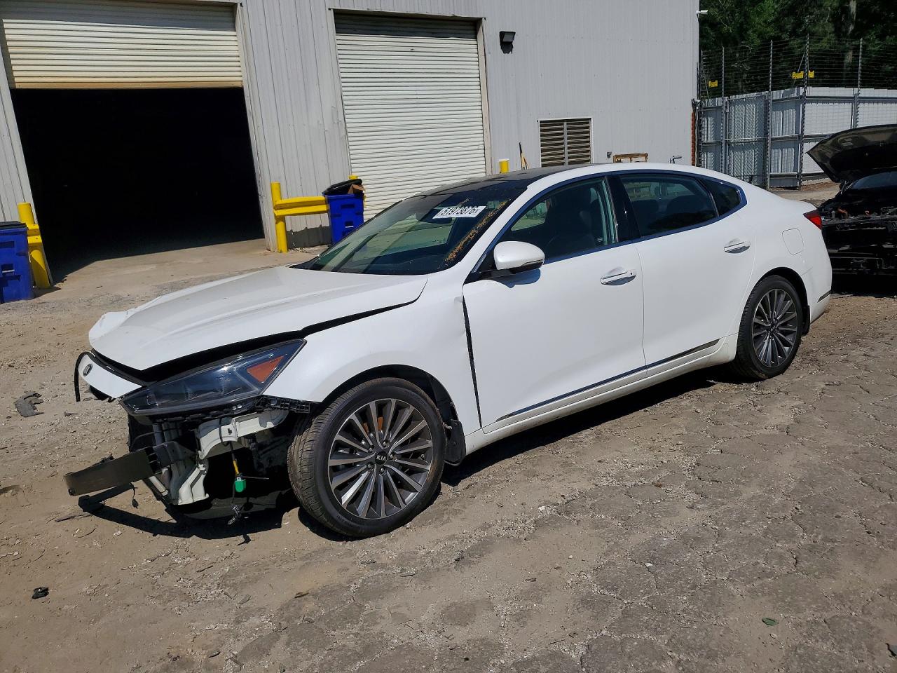 Salvage Kia Cadenza Image