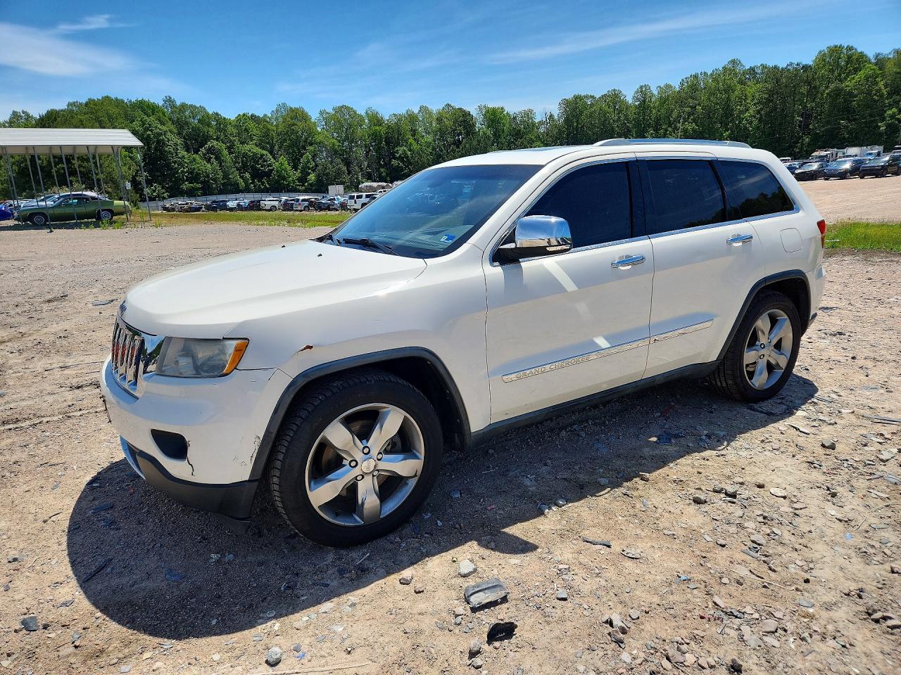 Salvage Jeep Cherokee Image
