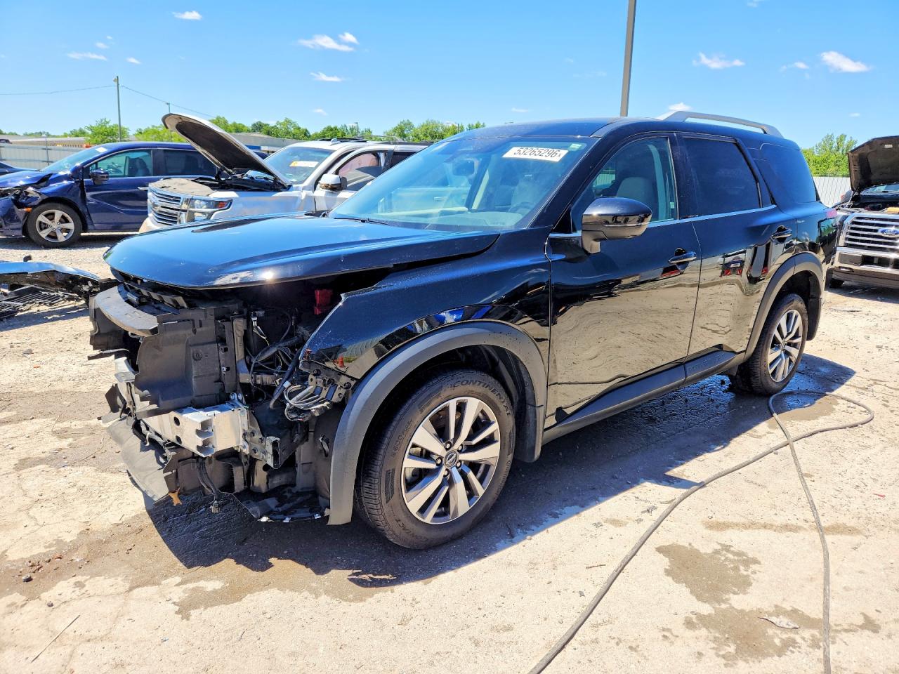 Salvage Nissan Pathfinder Image