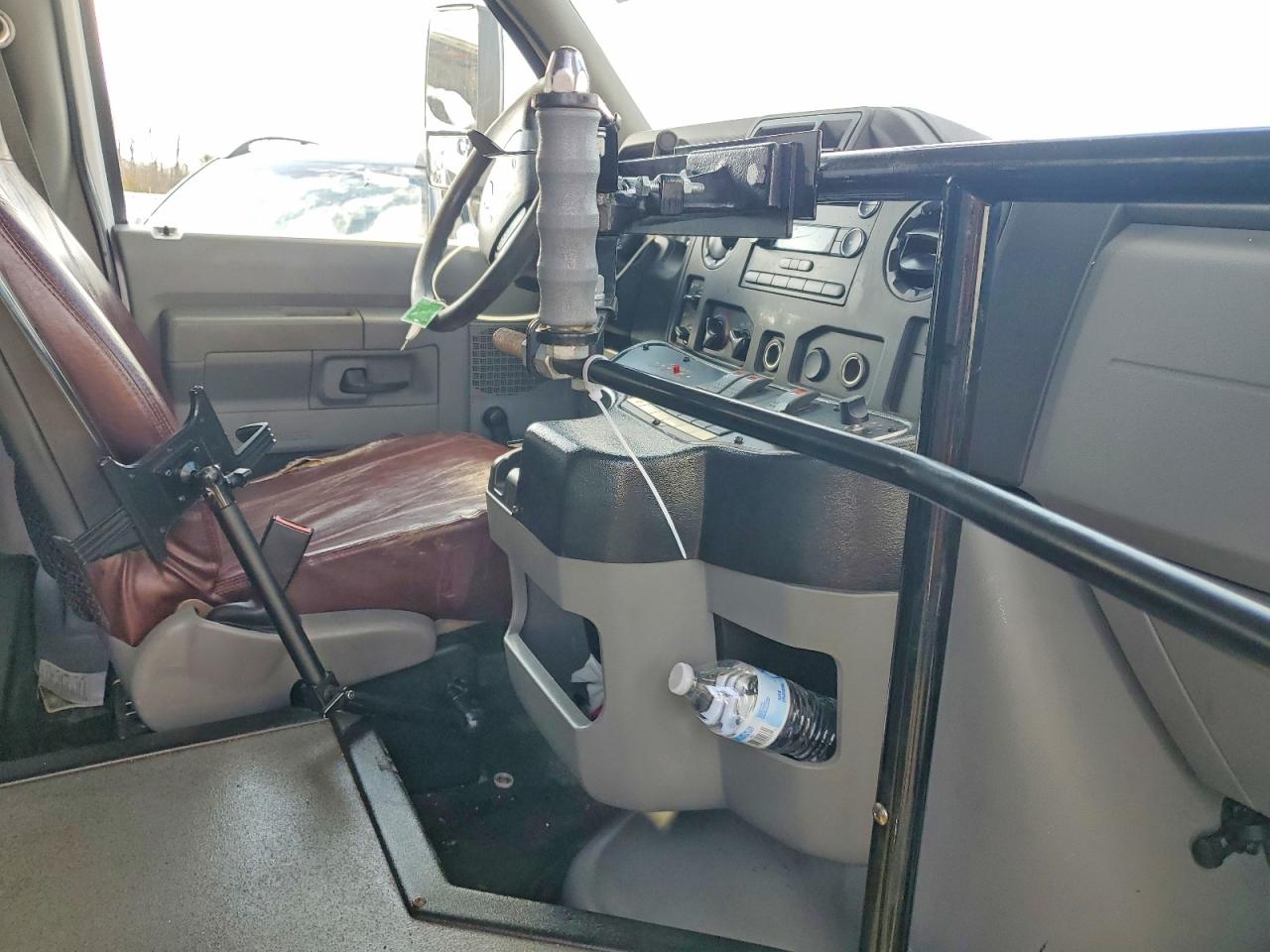 Ford Econoline E350 Super Duty Cutaway Van