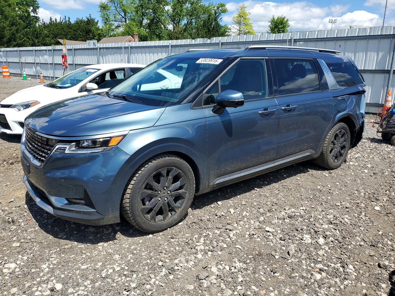 Salvage Kia Carnival Image