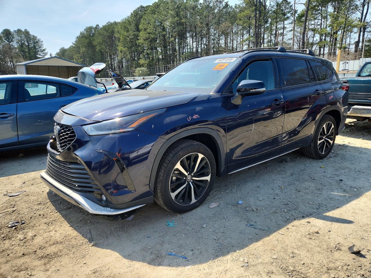 Salvage Toyota Highlander Image