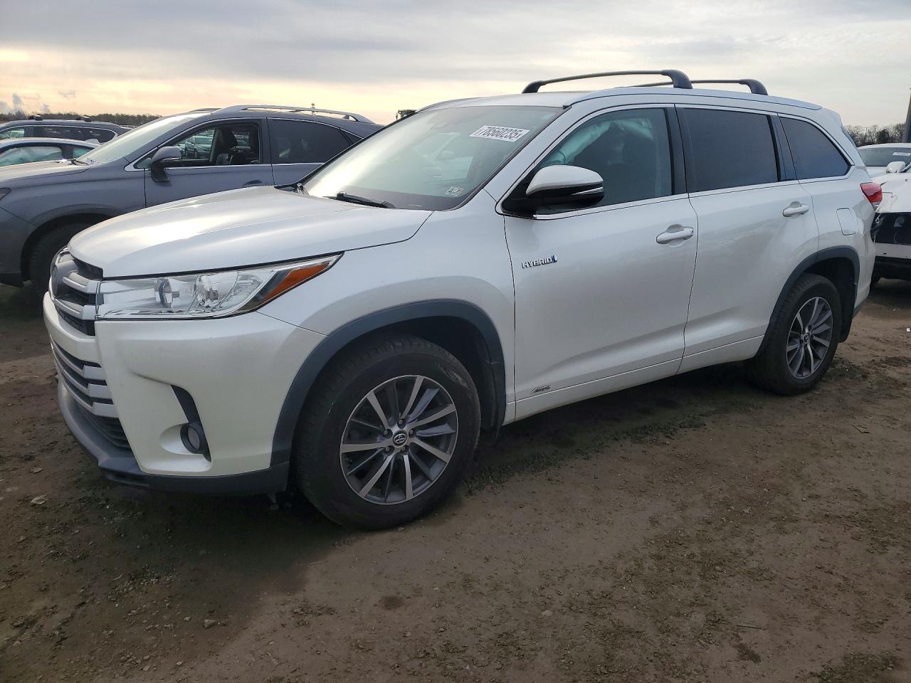 Salvage Toyota Highlander Image