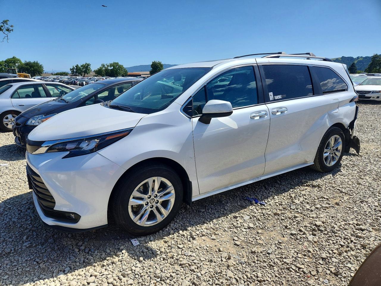 Salvage Toyota Sienna Image