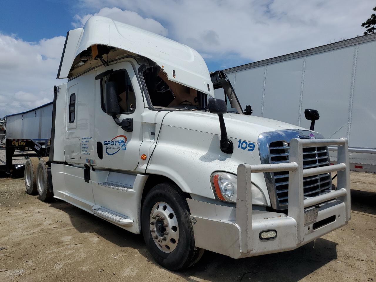 Salvage Freightliner Cascadia Image