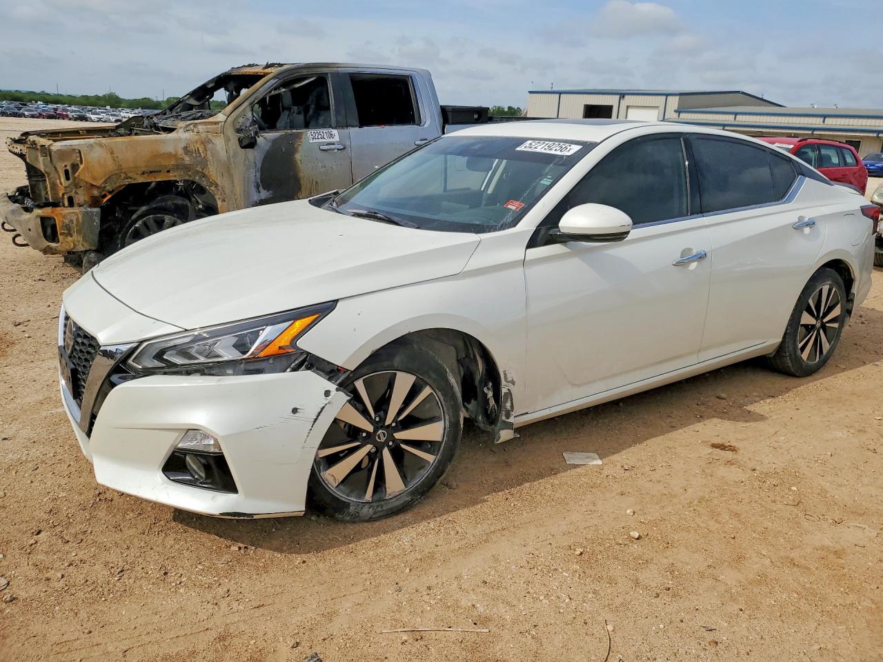 Salvage Nissan Altima Image