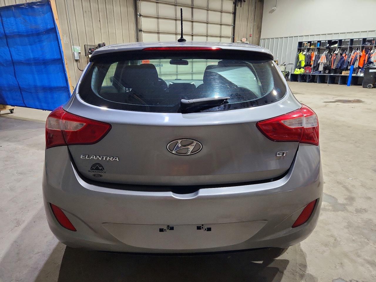 Hyundai ELANTRA Base