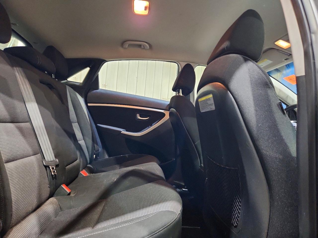 Hyundai ELANTRA Base