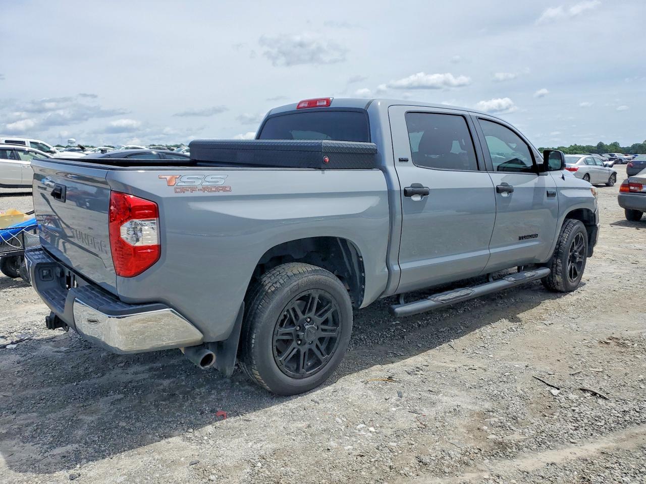 Toyota Tundra Crewmax Sr5