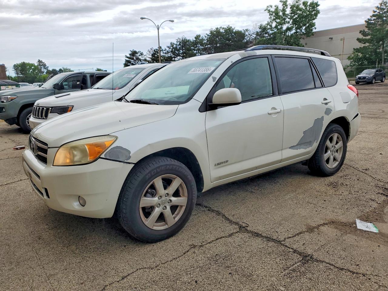 Salvage Toyota RAV4 Image