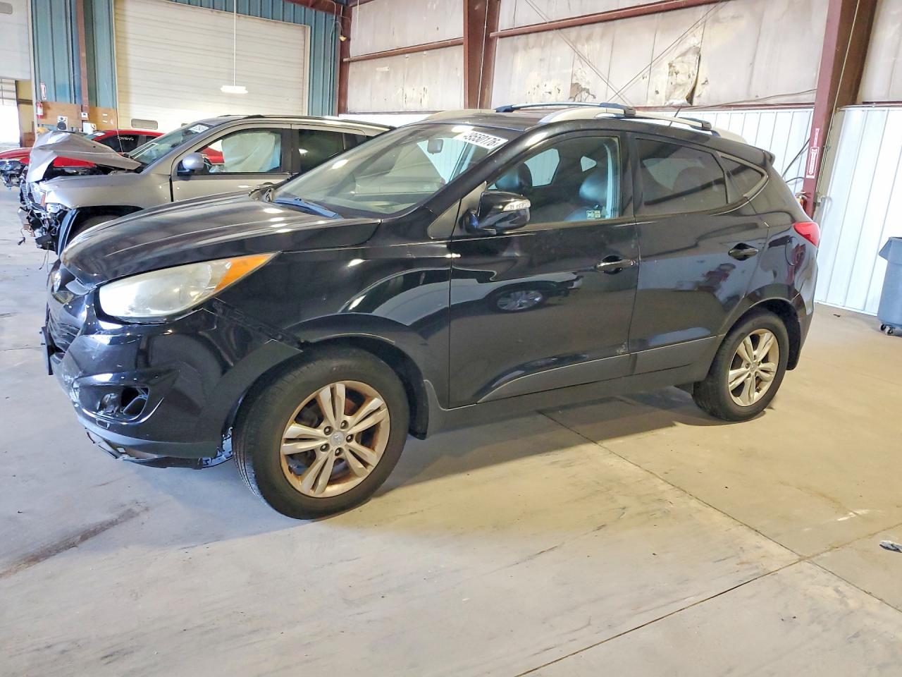 Salvage Hyundai TUCSON Image