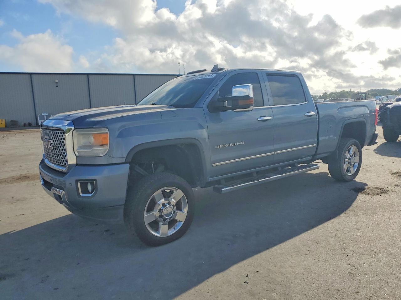 Salvage GMC Sierra Image