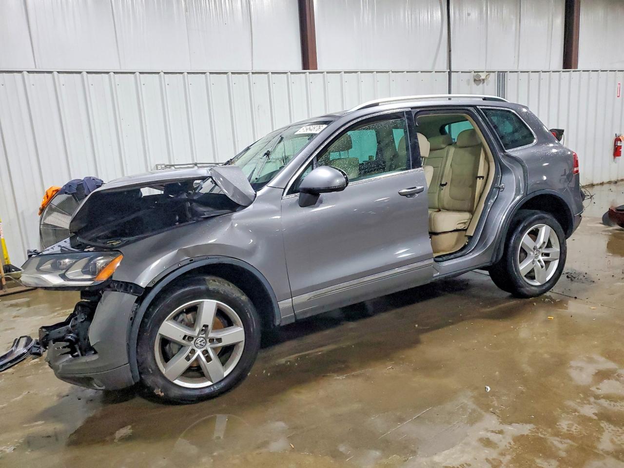 Salvage Volkswagen Touareg Image