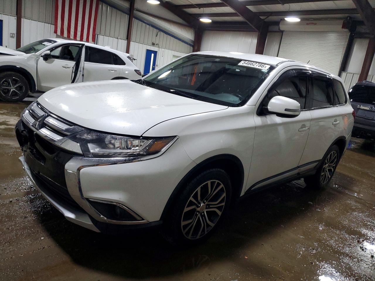 Salvage Mitsubishi Outlander Image