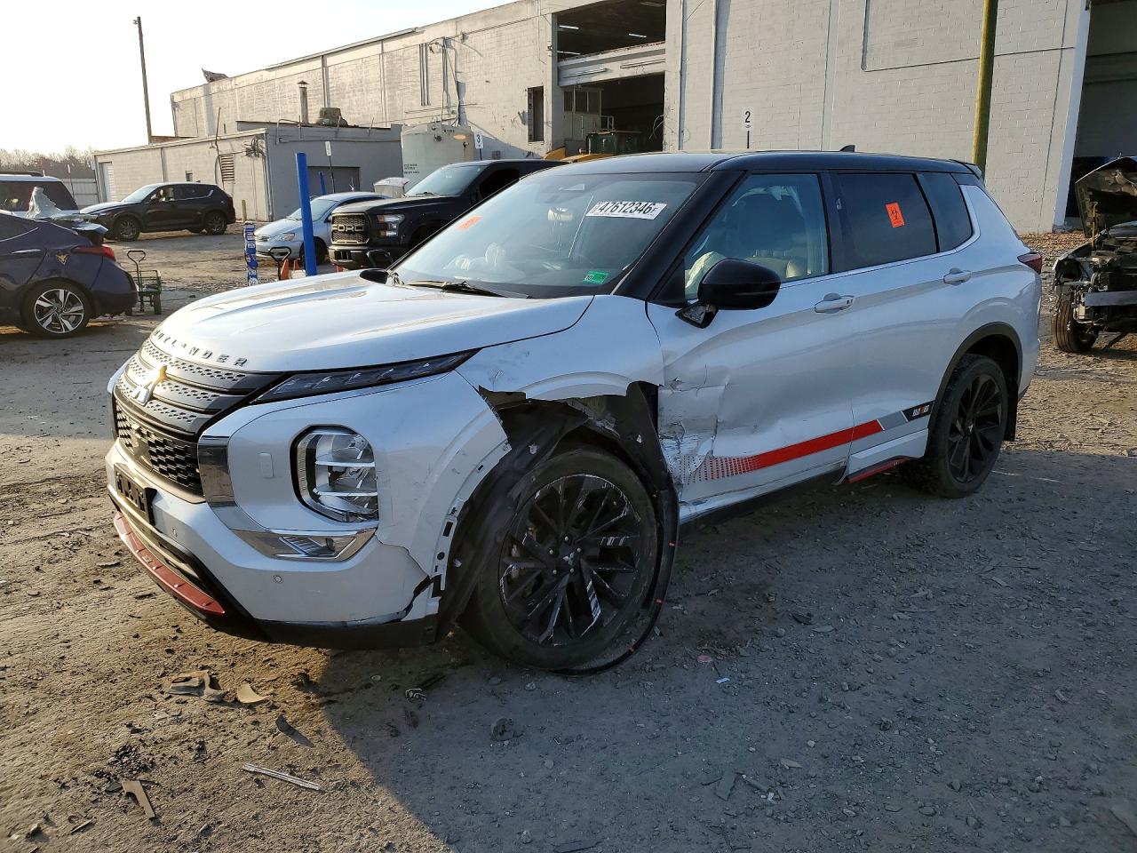 Salvage Mitsubishi Outlander Image