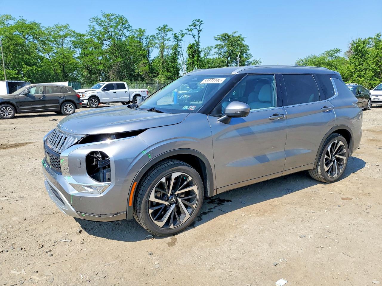 Salvage Mitsubishi Outlander Image