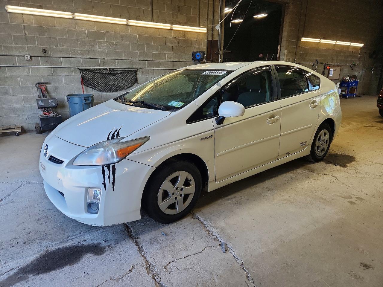 Salvage Toyota Prius Image