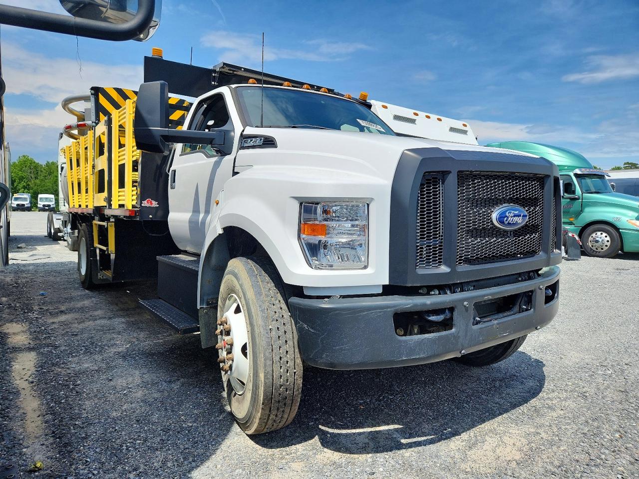 Salvage Ford F-750 Image