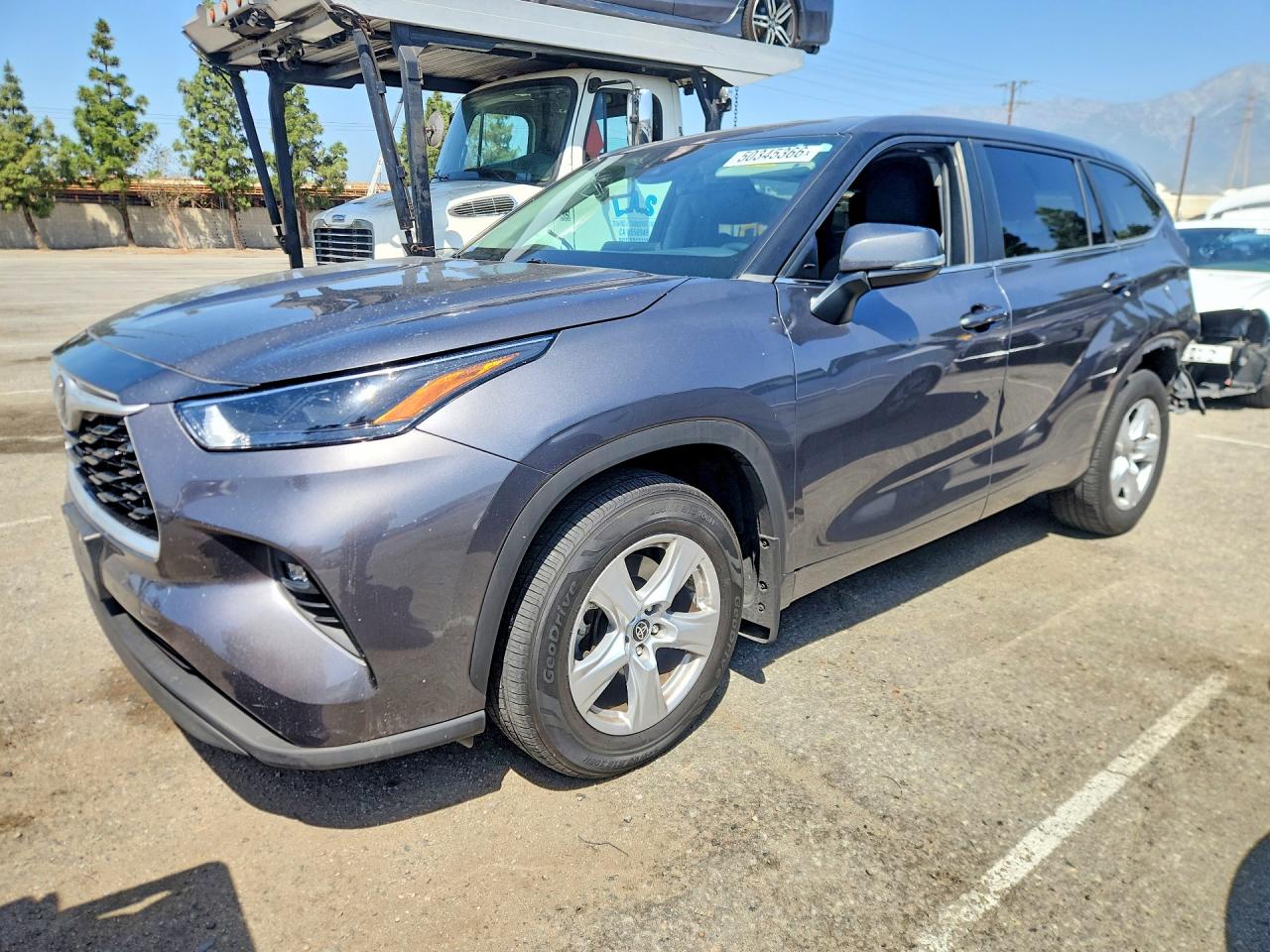 Salvage Toyota Highlander Image