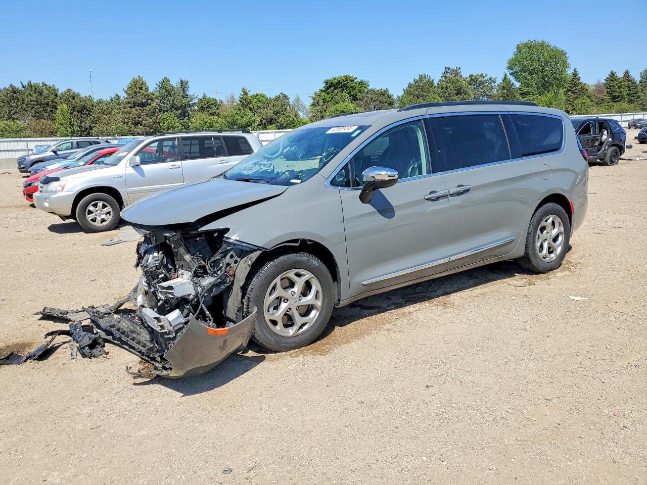 Salvage Chrysler Pacifica Image