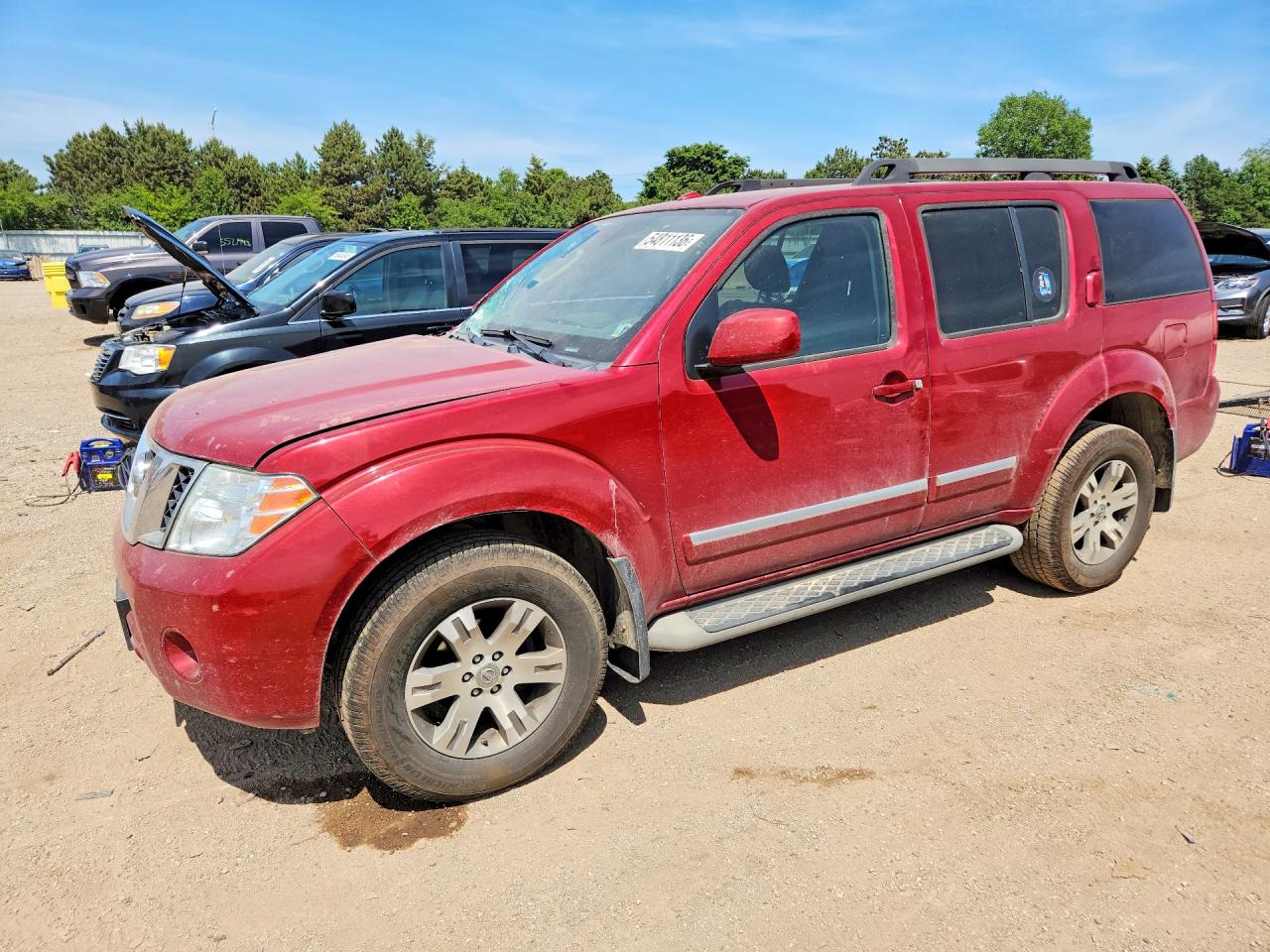 Salvage Nissan Pathfinder Image
